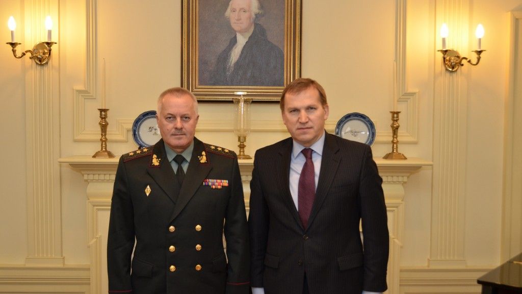 Gen. Wołodymyr Zamana (z lewej) podczas spotkania z ambasadorem USA na Ukrainie w marcu 2013 r./ Fot. usa.mfa.gov.ua