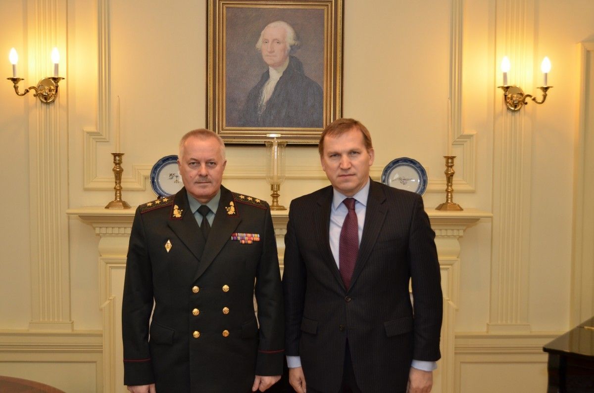 Gen. Wołodymyr Zamana (z lewej) podczas spotkania z ambasadorem USA na Ukrainie w marcu 2013 r./ Fot. usa.mfa.gov.ua