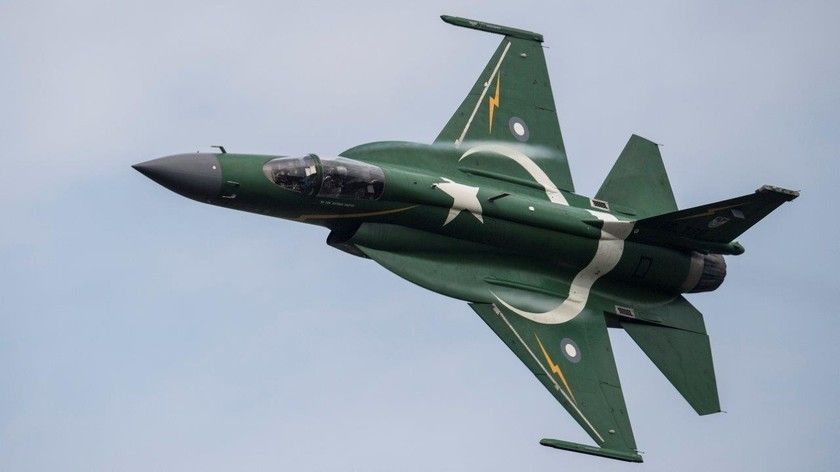 Indyjskiego MiGa-21 miał zestrzelić pakistański myśliwiec JF-17 Thunder. Na zdjęciu maszyna tego typu podczas Radom Air Show 2018. Fot. Mirosław Mróz