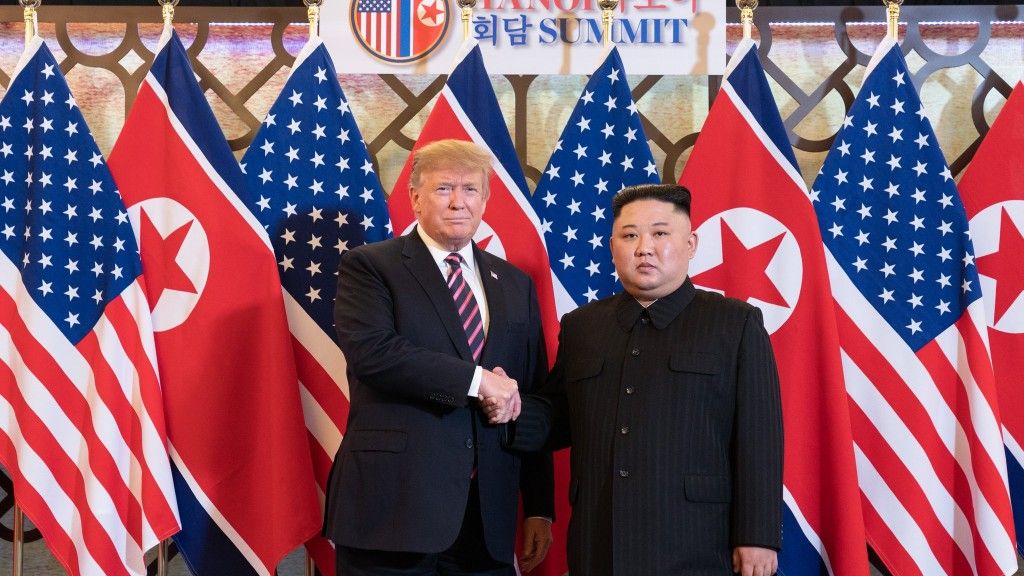 Przywódcy USA Donald Trump i Korei Płn. Kim Dzong - Un podczas spotkania w Hanoi /Fot. Departament od State Twitter