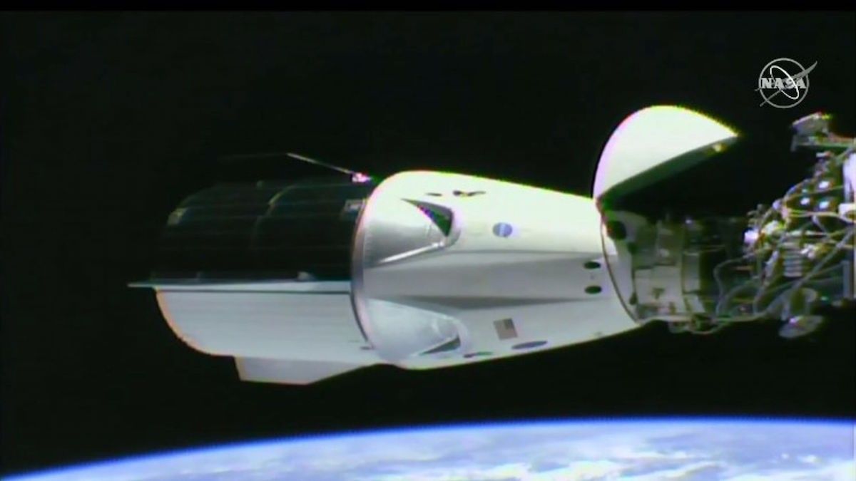Crew Dragon po zadokowaniu do ISS. Fot. NASA TV