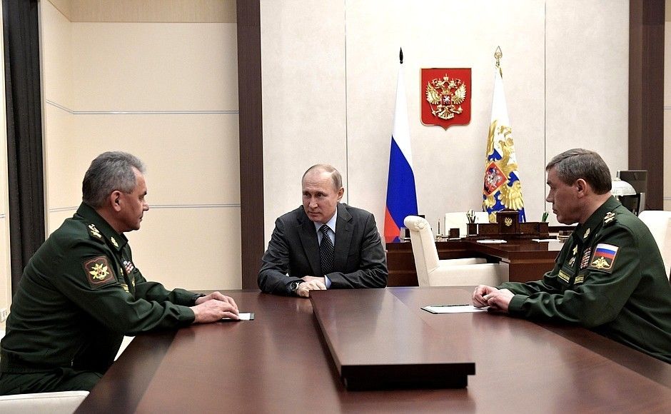 Gen. Walerij Gierasimow, Szef Sztabu Generalnego FR (z prawej), Władimir W. Putin, prezydent FR (w środku) i Minister Obrony FR Sergiej Szojgu/ Fot. en.kremlin.ru