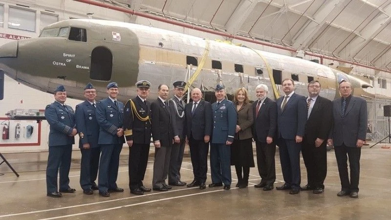 Przedstawiciele polskiej ambasady w Kanadzie i miejscowych władz pozują przed samolotem "Spirit of Ostra Brama". Fot. PLinCanada / Twitter
