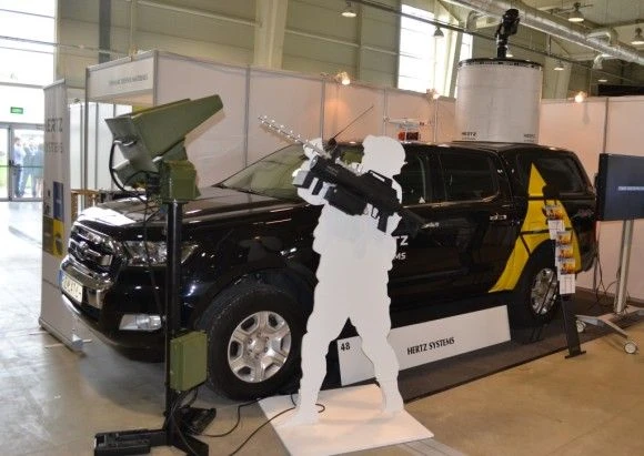 Stacjonarny i mobilny system antydronowy Jastrząb firmy Hertz z Zielonej Góry. Fot. M.Dura