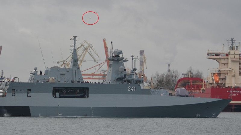 Dron nad patrolowcem „Ślązak” w czasie prób należał do telewizji. Ale załoga okrętu nie mogła tego zweryfikować i zareagować. Fot. M.Dura