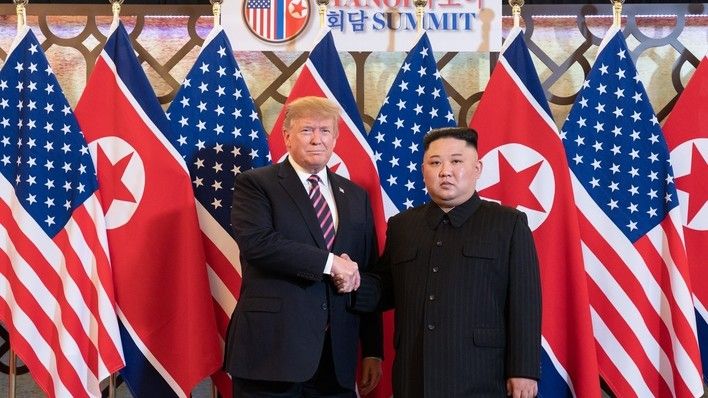 Przywódcy USA Donald Trump i Korei Płn. Kim Dzong - Un podczas spotkania w Hanoi /Fot. Departament of State Twitter