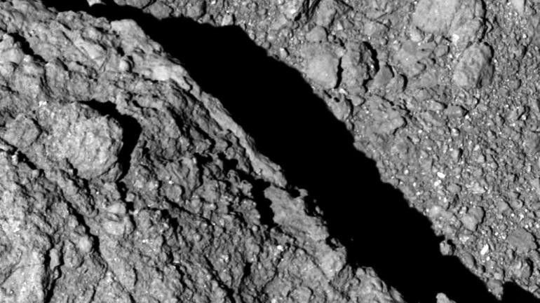 Zdjęcie powierzchni planetoidy Ryugu. Fot. JAXA