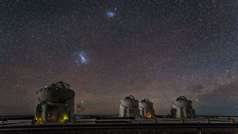 Widoczne na nocnym niebie Obłoki Magellana. Wielki Obłok Magellana (LMC) niżej po lewej. Fot. ESO