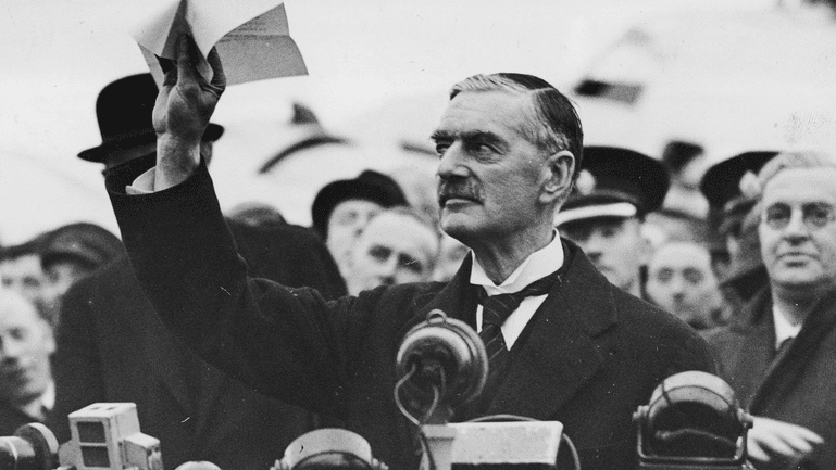 Fot. ﻿﻿Powrót premiera Wielkiej Brytanii Neville'a Chamberlaina z konferencji w Monachium, 1938 r. Fot. NAC