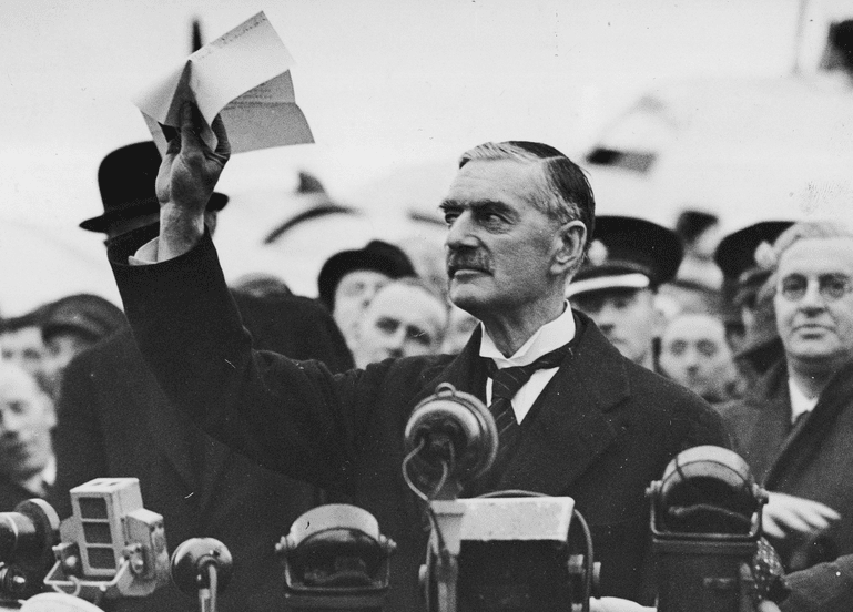 Fot. Powrót premiera Wielkiej Brytanii Neville'a Chamberlaina z konferencji w Monachium, 1938 r. Fot. NAC