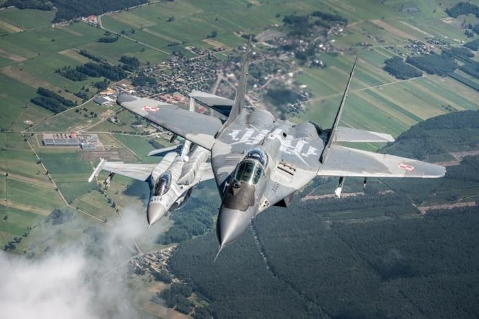 Na pierwszym planie myśliwiec MiG-29 a za nim samolot wielozadaniowy F-16C. Fot. plut. Patryk Celiński / via DGRSZ