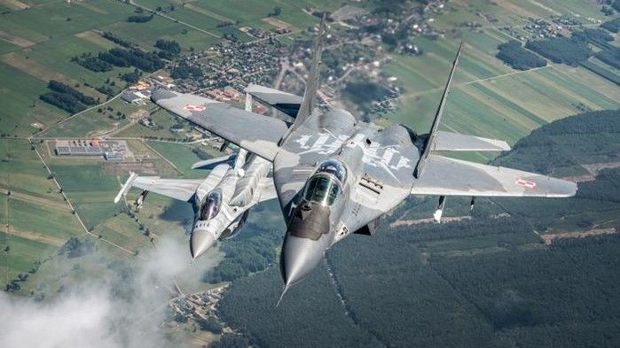 Na pierwszym planie myśliwiec MiG-29 a za nim samolot wielozadaniowy F-16C. Fot. plut. Patryk Celiński / via DGRSZ
