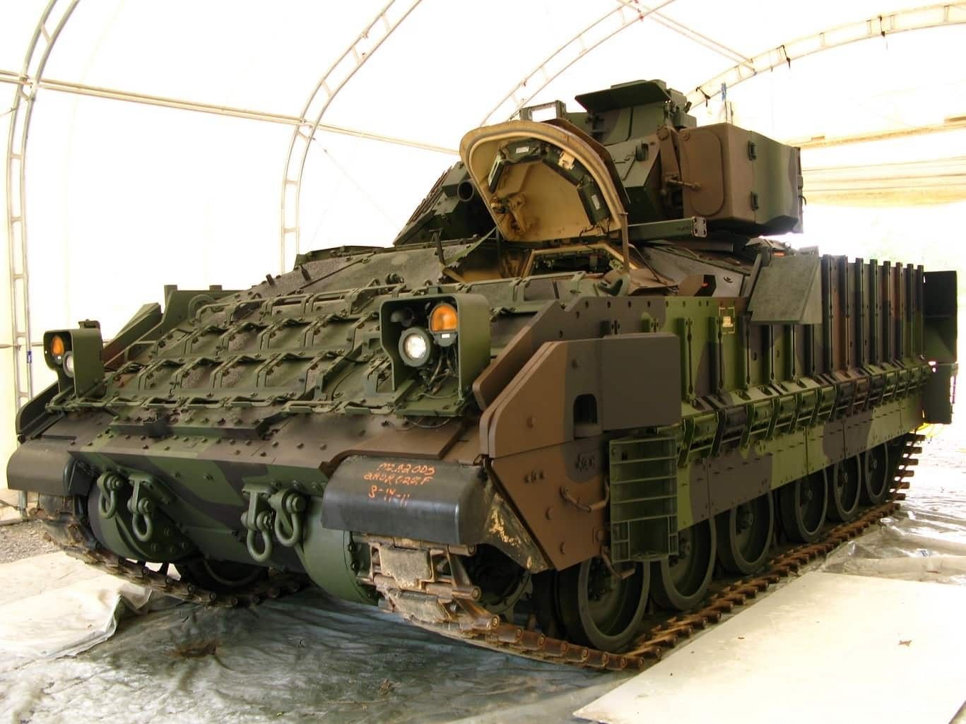 М 2 r. БМП Брэдли м1. БМП m2 Bradley внутри. БМП м2 Брэдли камуфляж. М2 Брэдли внутри.