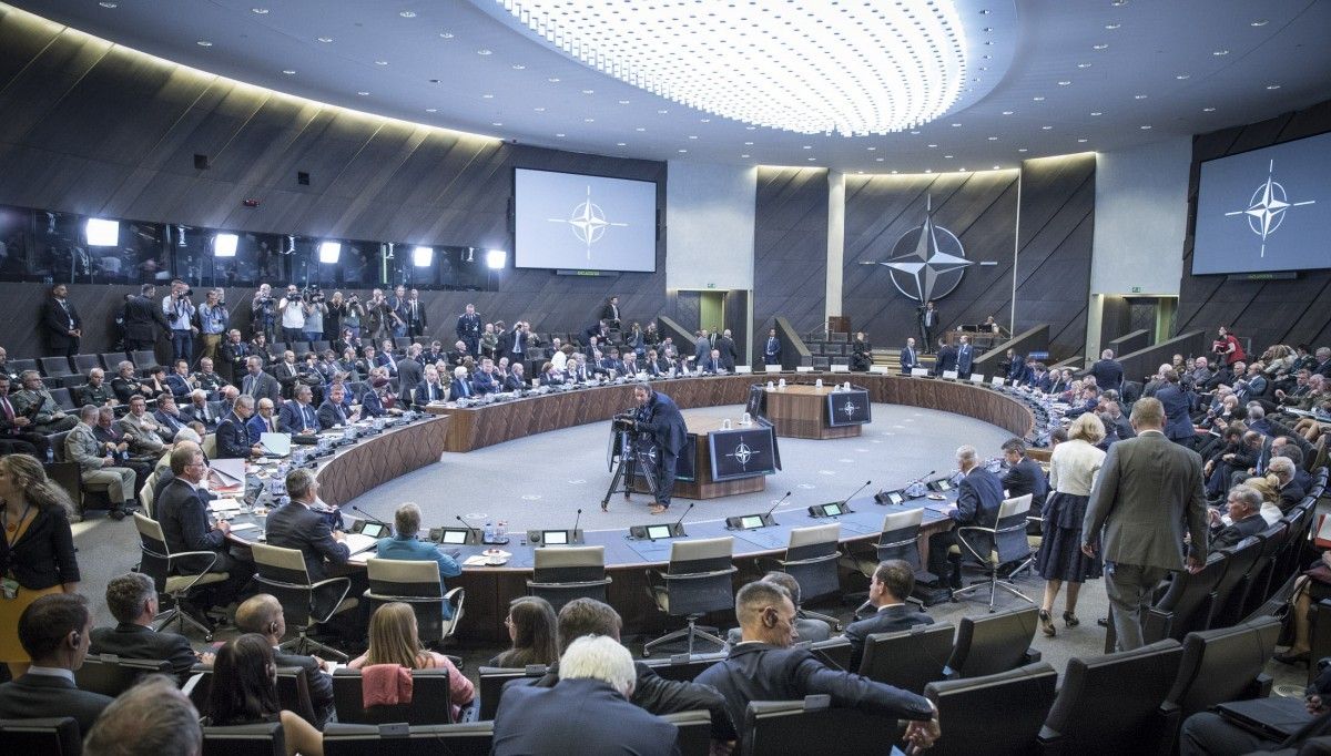 Sala obrad w kwaterze głównej NATO w Brukseli podczas spotkania ministrów obrony w czerwcu 2018 r. Fot. NATO via Flickr