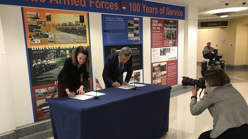 Kathryn Wheelbarger i Robertas Sapronas podpisują mapę drogową dla Litwy/Fot. Departament of Defence Jim Garamone