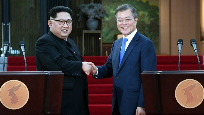 Przywódcy obu Korei (od lewej): Północnej Kim Dzong Un i Południowej Mun Jae-in /Fot. president.go.kr
