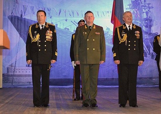 Gen. Andriej Serdiukow (w środku). Fot. mil.ru