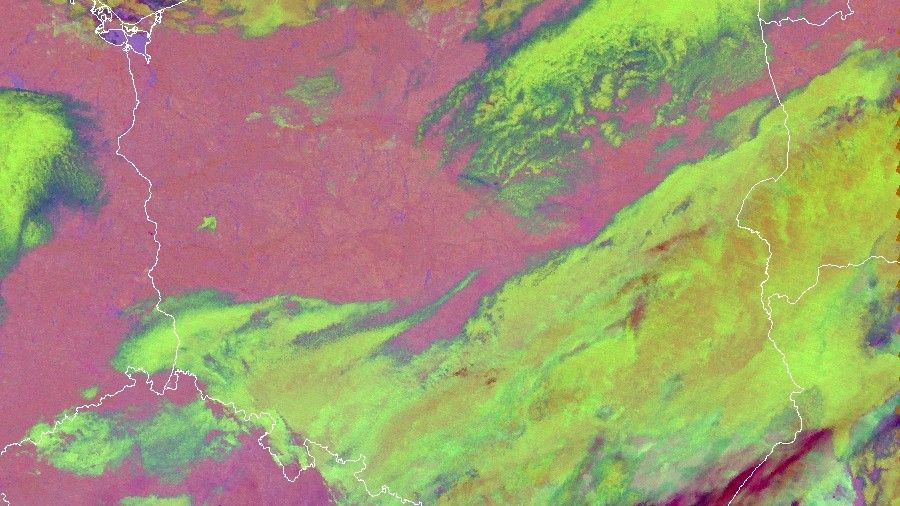 Nocny obraz Polski w  uzyskany z satelity polarnego Terra z pomocą instrumentu MODIS. Zobrazowany tu rozkład chmur (kolory zielone, pomarańczowe i czerwone) jest zgodny z analogicznym zdjęciem z satelity SUOMI NPP – w południowo-wschodniej i wschodniej części Polski widoczne są wyraźnie grube chmury. Źródło: IMGW-PIB