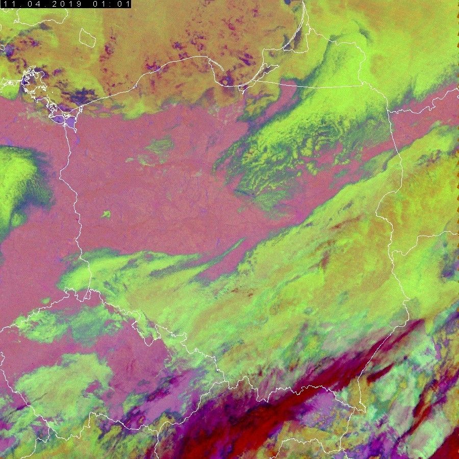 Nocny obraz Polski w  uzyskany z satelity polarnego Terra z pomocą instrumentu MODIS. Zobrazowany tu rozkład chmur (kolory zielone, pomarańczowe i czerwone) jest zgodny z analogicznym zdjęciem z satelity SUOMI NPP – w południowo-wschodniej i wschodniej części Polski widoczne są wyraźnie grube chmury. Źródło: IMGW-PIB