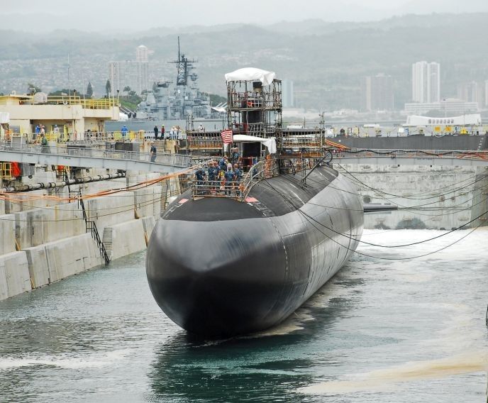 Atomowy okręt podwodny typu Los Angeles w suchym doku nr 1 w stoczni Pearl Harbor Naval Shipyard. Fot. US Navy