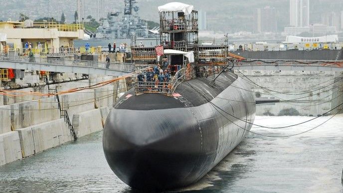 Atomowy okręt podwodny typu Los Angeles w suchym doku nr 1 w stoczni Pearl Harbor Naval Shipyard. Fot. US Navy