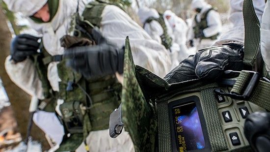 Oficjalne zdjęcie żołnierzy ćwiczących ze "Strielcem" nie pokazują rzeczywistego zestawu KRUS "Strielec". Fot. mil.ru