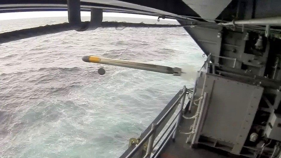 Moment rzucenia minitorpedy systemu ATTDS z pokładu lotniskowca typu Nimitz. Fot. US Navy