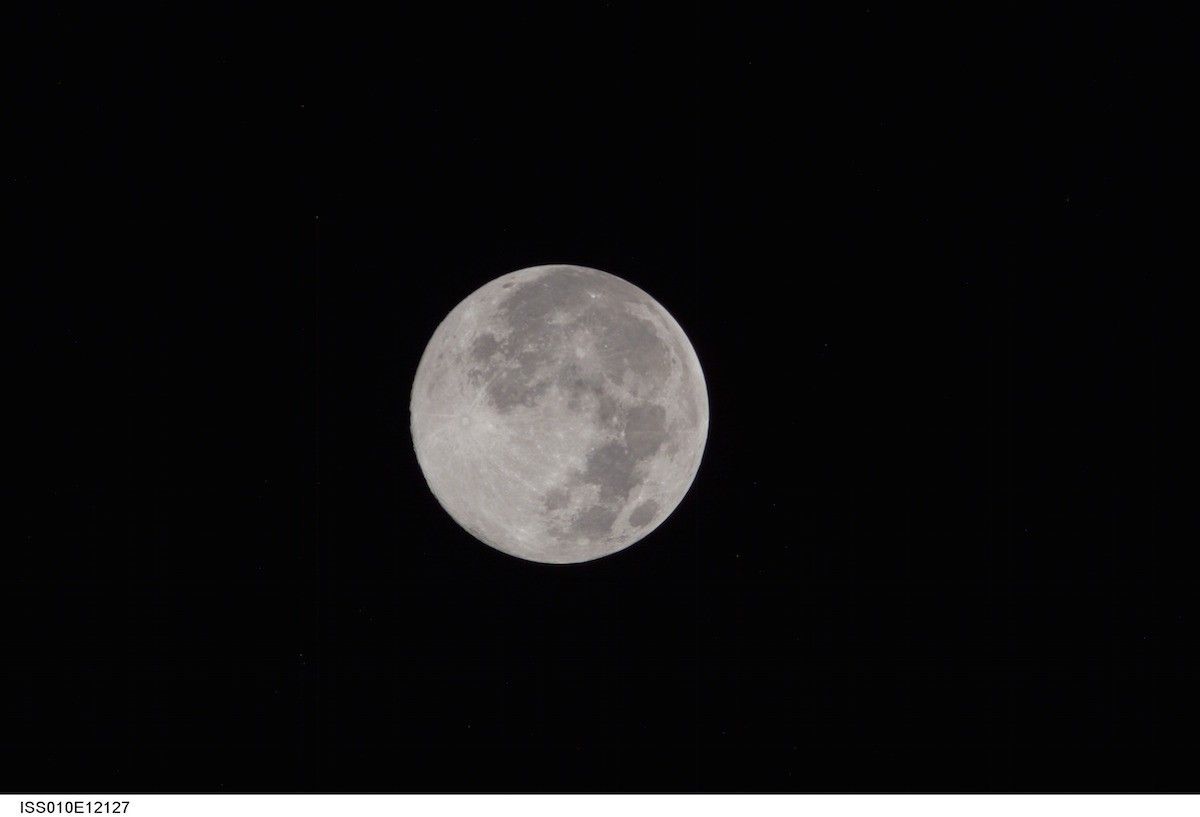 Pełnia Księżyca sfotografowana z pokładu ISS. Fot. NASA