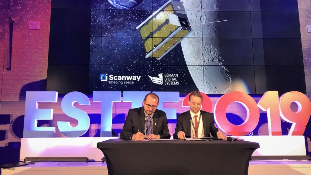 Podpisanie listu intencyjnego przez przedstawicieli firm Scanway i German Orbital Systems. Fot. Scanway