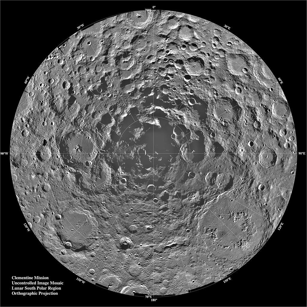 Widok na południowy biegun Księżyca i jego okolice. Ilustracja: NASA/JPL-Caltech