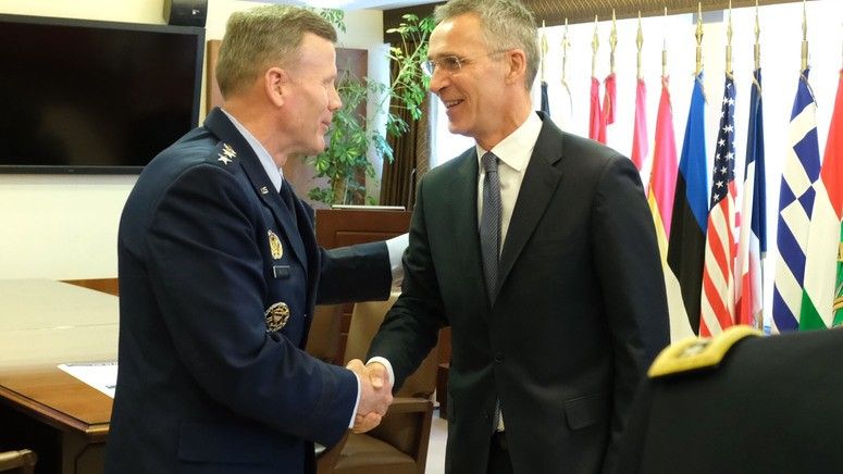 Sekretarz generalny NATO Jens Stoltenberg i nowy Naczelny Dowódca Sił Sojuszniczych w Europie gen. Tod Wolters. Fot. NATO