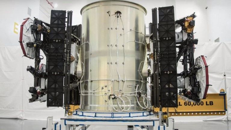 Dwa prototypowe satelity konstelacji Starlink jeszcze przed wystrzeleniem. Fot. SpaceX