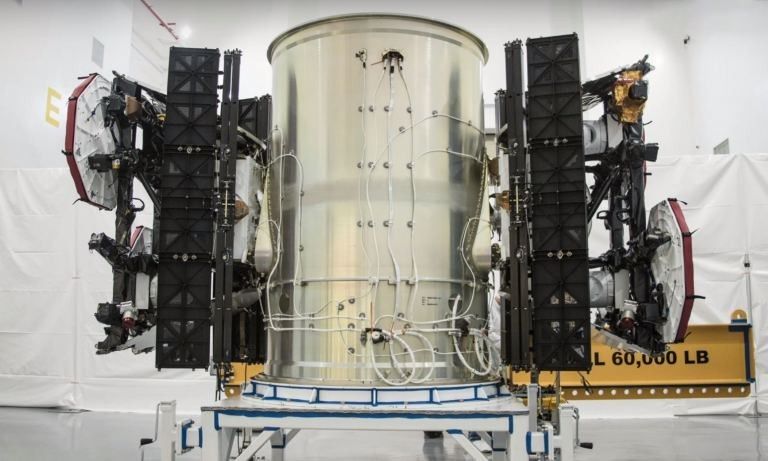 Dwa prototypowe satelity konstelacji Starlink jeszcze przed wystrzeleniem. Fot. SpaceX