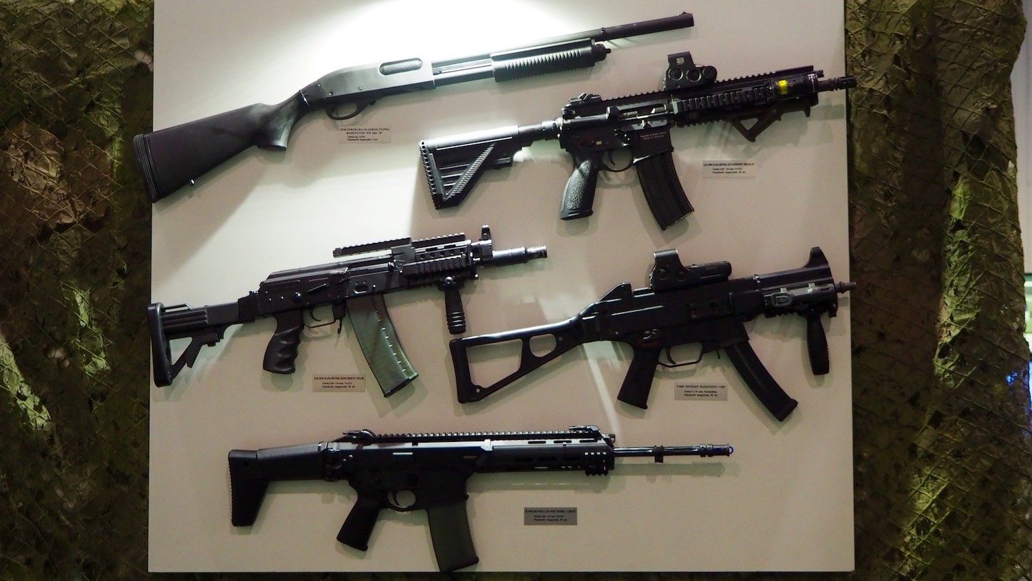 Na zaprezentowany arsenał Straży Granicznej składały się m. in. karabinki HK416, Beryl oraz Grot, jak również strzelba Remington i pistolet maszynowy MP5. Fot. J.Sabak