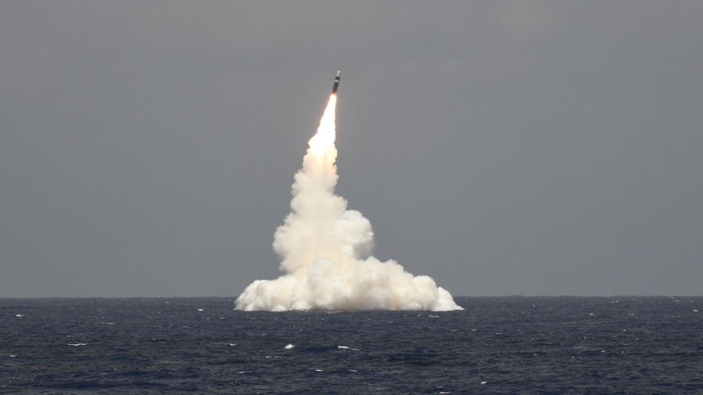Odpalenie rakiety balistycznej Trident II D5 z zanurzonego, atomowego okrętu podwodnego typu Ohio USS „Rhode Island” 9 maja 2019 r. Fot. US Navy