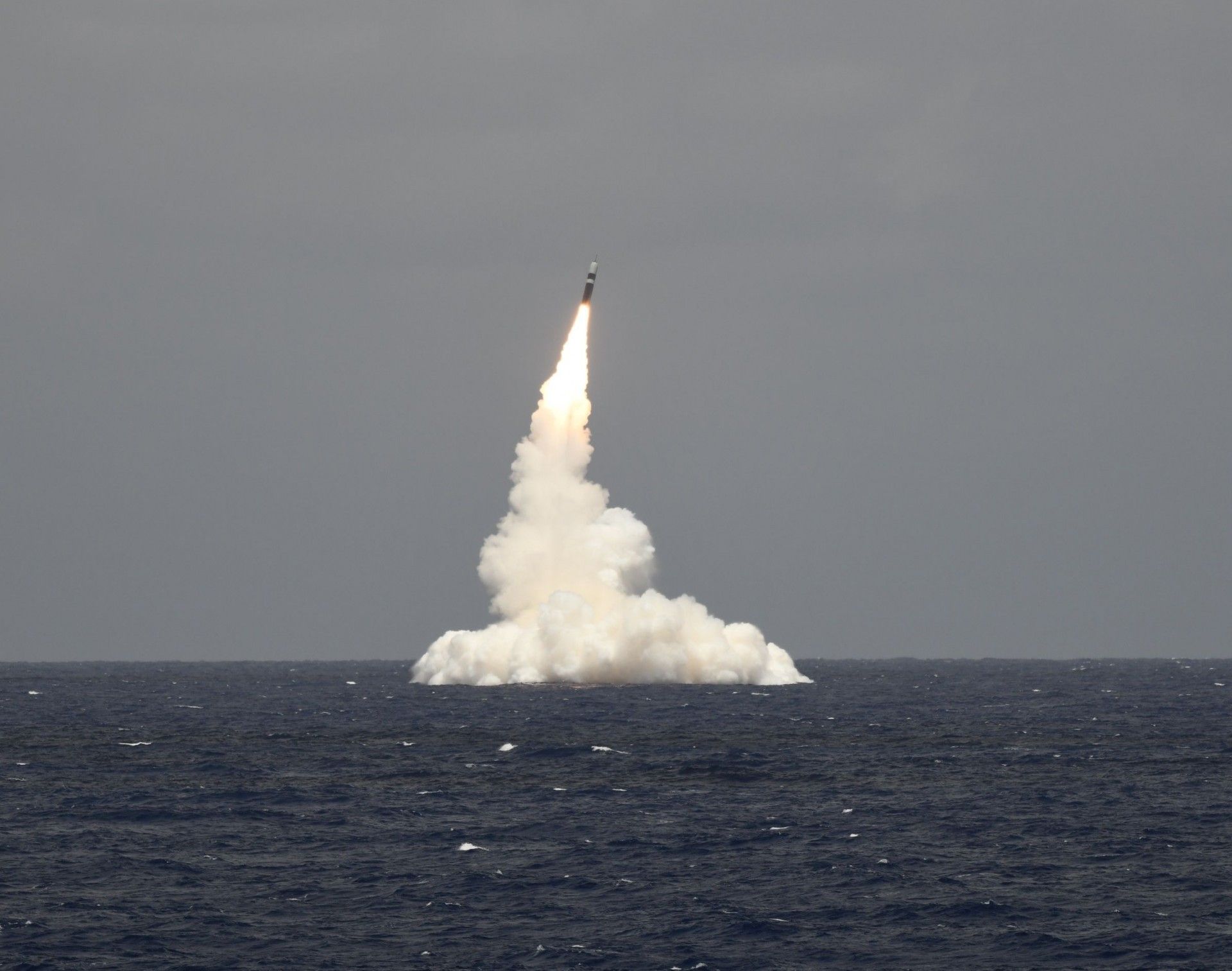 Odpalenie rakiety balistycznej Trident II D5 z zanurzonego, atomowego okrętu podwodnego typu Ohio USS „Rhode Island” 9 maja 2019 r. Fot. US Navy