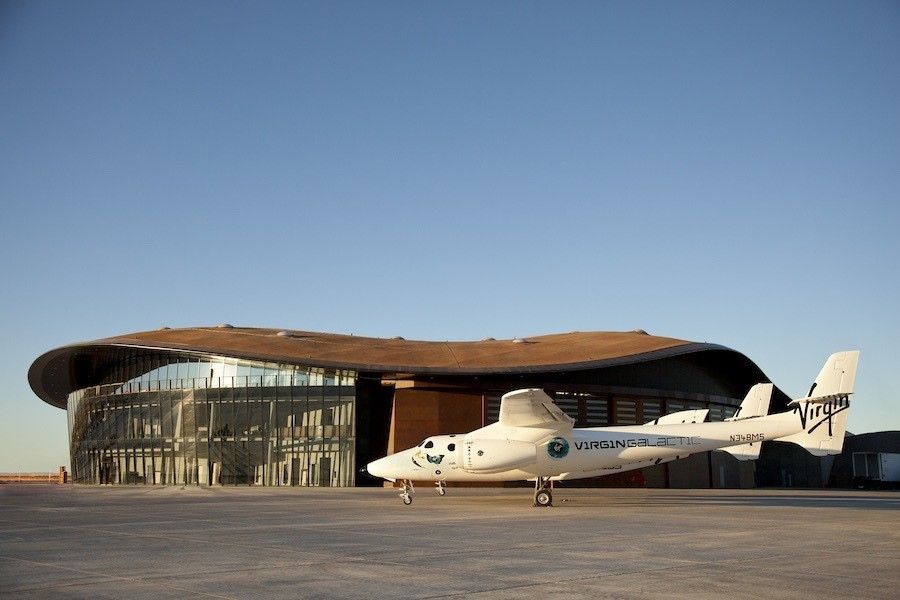 Samolot WhiteKnightTwo VMS Eve na terenie Spaceport America. Fot. Virgin Galactic