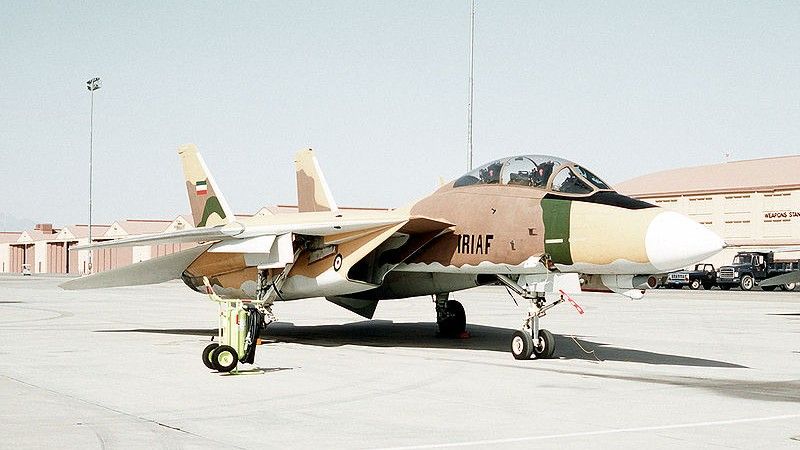 Myśliwiec F-14A Tomcat należący do Top Gun w San Diego, pomalowany jak wersja irańska w celach treningowych. Fot. US Navy, Domena Publiczna