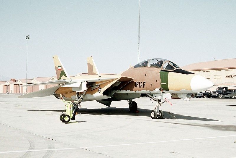 Myśliwiec F-14A Tomcat należący do Top Gun w San Diego, pomalowany jak wersja irańska w celach treningowych. Fot. US Navy, Domena Publiczna