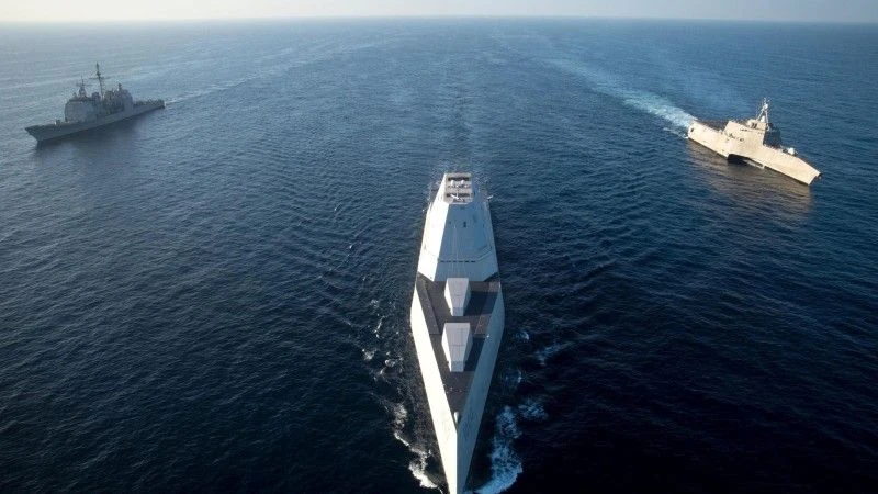 Niszczyciel USS „Zumwalt” w towarzystwie krążownika typu Ticonderoga USS „Bunker Hill” i trójkadłubowego okrętu do działań przybrzeżnych LCS USS „Independence”. Fot. Ace Rheaume/US Navy