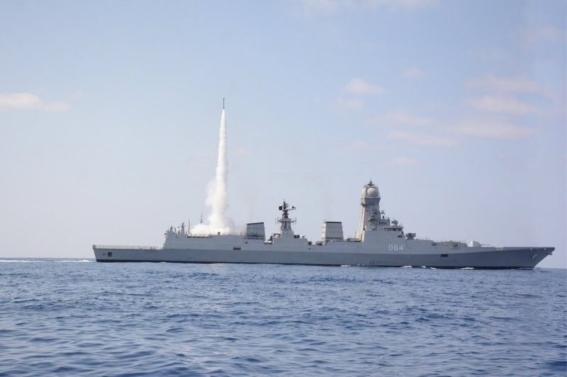Niszczyciel INS “Kochi” podczas strzelania rakiet przeciwlotniczych Barak 8. Fot. Indian Navy