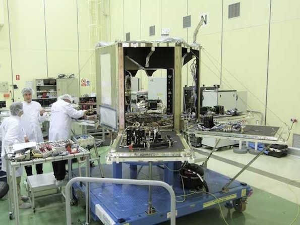 Przygotowania satelity Ingenio do jego misji. Fot. Airbus Defence and Space