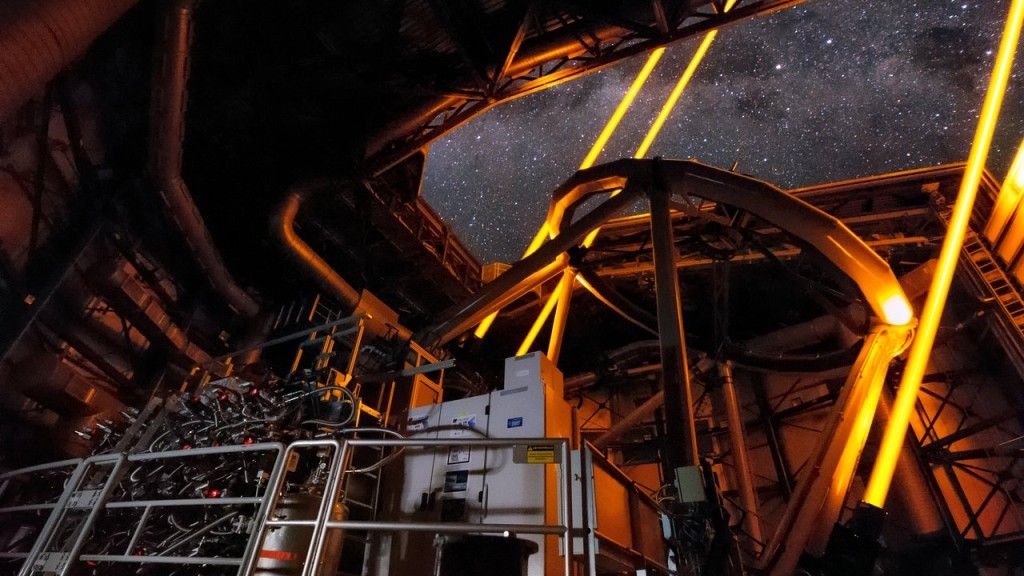 Wykorzystanie laserów na potrzeby optyki adaptatywnej podczas obserwacji z użyciem instrumentu MUSE na jednym z teleskopów obserwatorium VLT. Fot. Roland Bacon/ESO