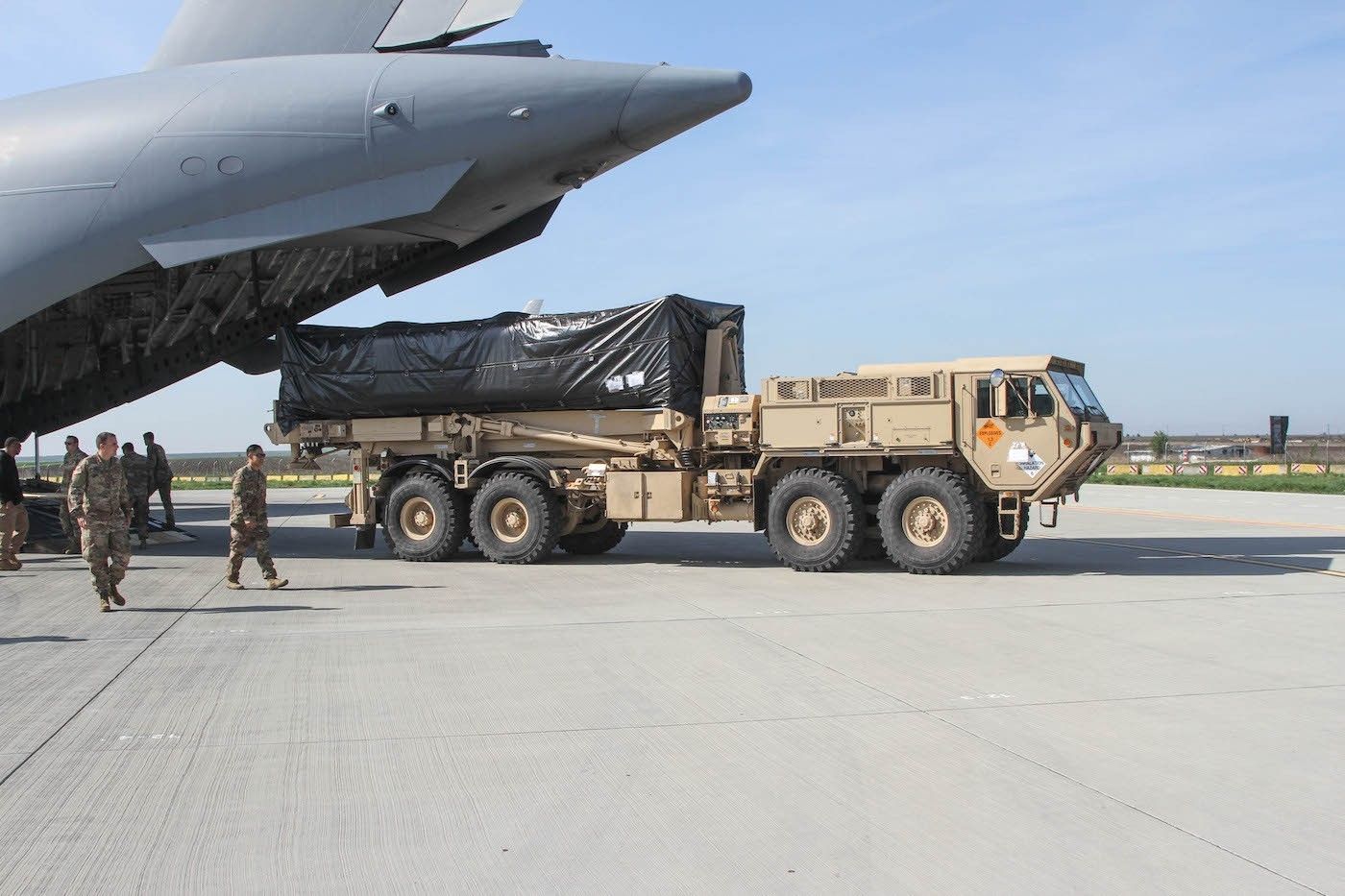 Wyrzutnia THAAD opuszcza pokład C-17 Globemaster III w bazie lotniczej Kogalnicenau. Fot. US Army