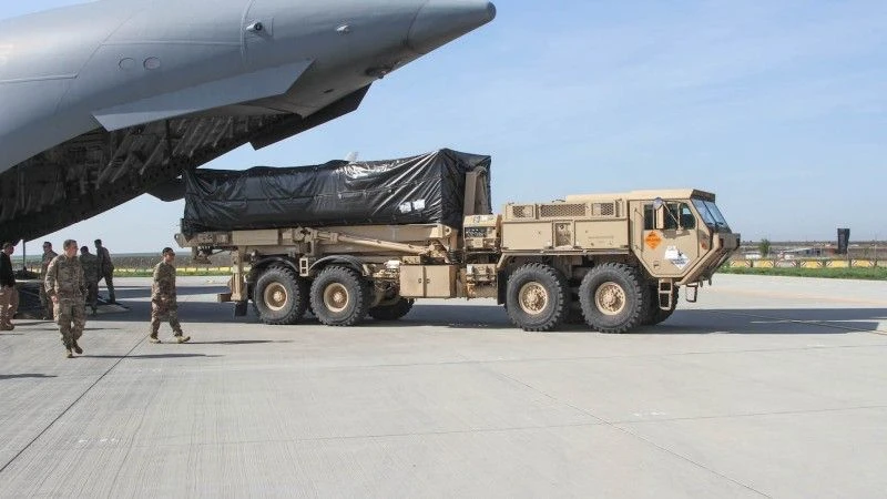 Wyrzutnia THAAD opuszcza pokład C-17 Globemaster III w bazie lotniczej Kogalnicenau. Fot. US Army