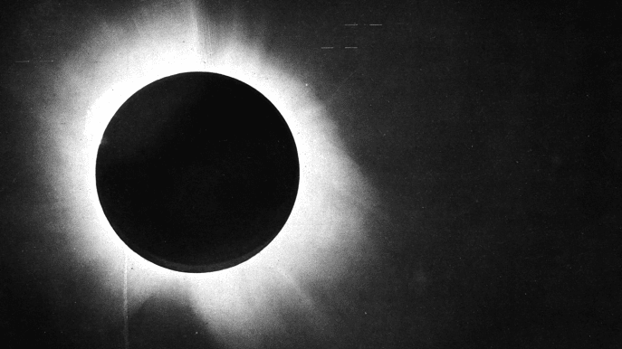 Obraz zaćmienia Słońca z 29 maja 1919 r. Fot. F. W. Dyson, A. S. Eddington, C. Davidson / domena publiczna