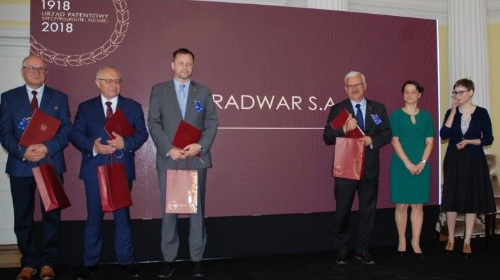 Uroczystość wręczenia odznaki "Za Zasługi dla Wynalazczości", Dyrektor Badań, Rozwoju i Wdrożeń PIT-RADWAR S.A. trzeci  z prawej/ Fot. PIT-RADWAR S.A.
