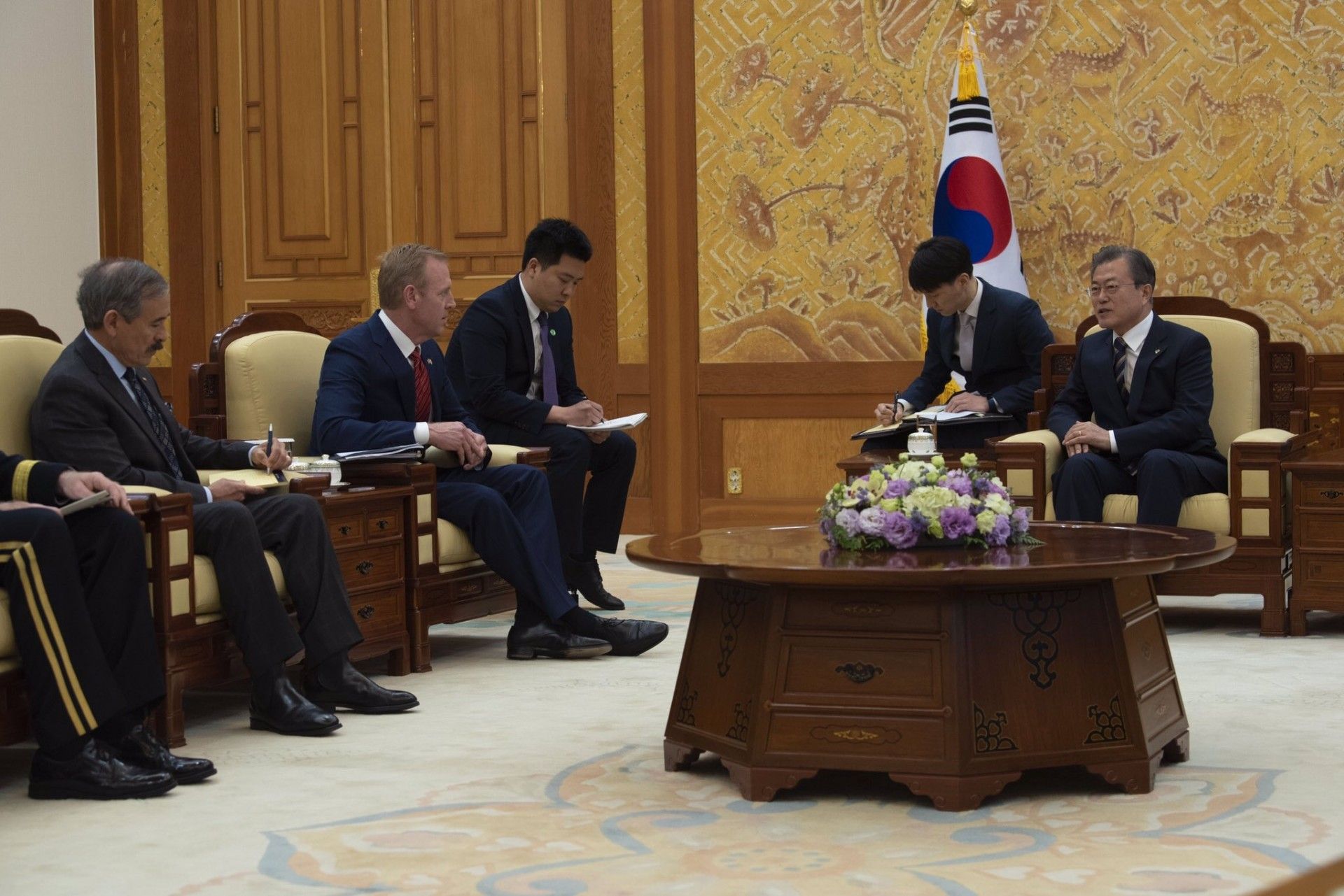 Rozmowy w Seulu: prezydent Republiki Korei Moon Jae-in i p.o. sekretarza obrony USA Patrick Shanahan / Fot twitter.com/ActingSecDef
