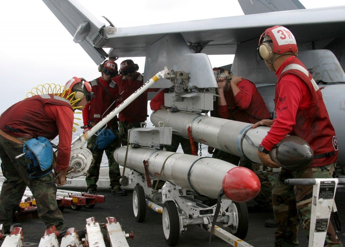 Podwieszanie rakiety AGM-88 HARM pod skrzydła samolotu F/A-18C Hornet ma pokładzie lotniskowca USS „Theodore Roosevelt”. Fot. F. Grimm/U.S. Navy