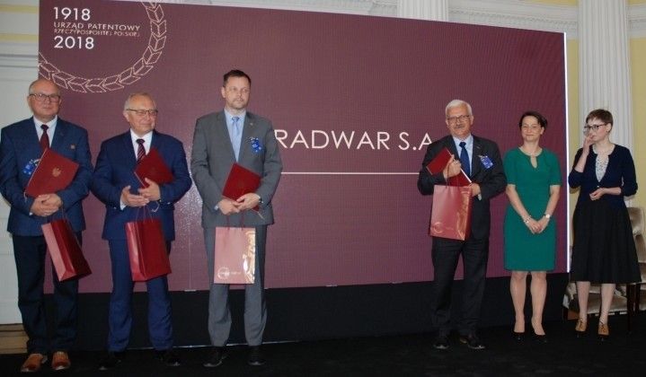 Jerzy Miłosz, Director for R&D and Implementation at PIT-RADWAR S.A. (third from the right) eceived the award, on behalf of the company. Image Credit: PIT-RADWAR